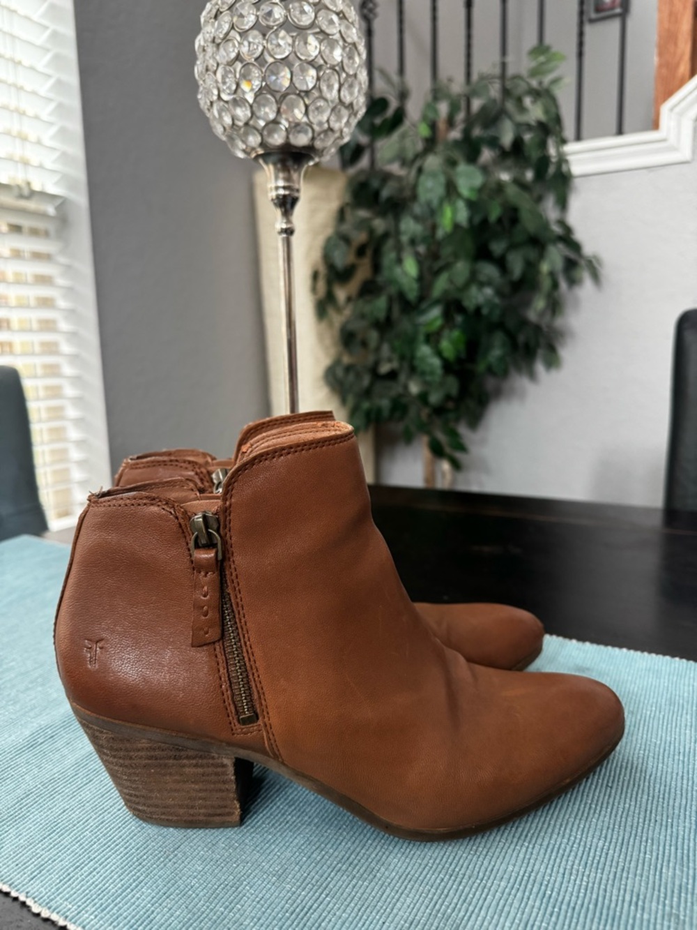 Frye Judith cognac brown leather ankle boots 9M